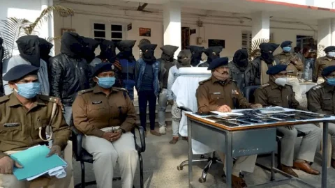 देवघर: साइबर क्रिमिनल, इनफॉर्मर व कमीशन एजेंट समेत 18 अरेस्ट, तीन कार, कई एटीएम कार्ड, बैंक अकाउंट व सीएम कार्ड बरामद