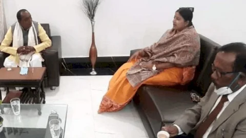धनबाद: अनुसूचित जाति आयोग के अध्यक्ष पहुंचे सिंह मैंशन, रागिनी ने खोली झरिया पुनर्वास योजना की पोल