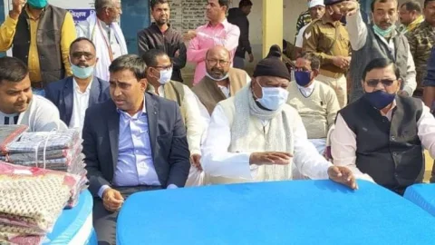 धनबाद: टुंडी MLA मथुरा महतो ने तोपचांची में बिरहोरों के साथ मनाया NEW YEAR