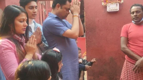 धनबाद: रणविजय सिंह ने परिजनों के साथ लिलोरी मंदिर में की पूजा-अर्चना