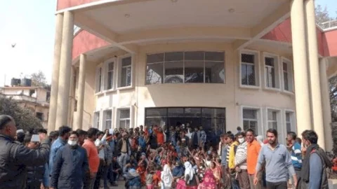 धनबाद: रमेश पांडेय की गाड़ी पर फायरिंग, हमलावर की गिरफ्तारी को लेकर समर्थकों ने धनबाद थाना घेरा