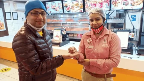 बिहार:पूर्णिया  डीएम की दिल्ली के KFC में खो गई थी इंगेजमेंट रिंग, मिली गयी वापस