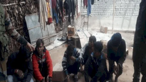 धनबाद: उग्रवाद प्रभावित गंगापुर गांव में नकली अंग्रेजी शराब बनाने की मिनी फैक्ट्री का भंडाफोड़, 10 अरेस्ट