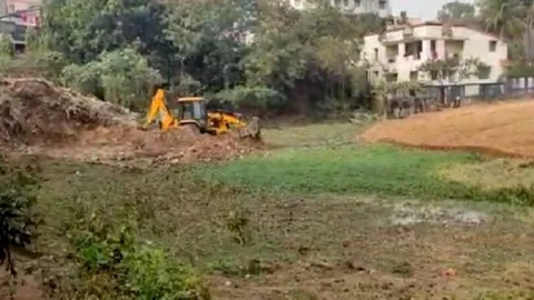 धनबाद: सरायढेला में तालाब का समतलीकरण कर बन रहा अपार्टमेंट, पुलिस ने काम बंद कराया