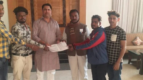 धनबाद:रणविजय सिंह से मिले पुटकी मस्जिद मुहल्ला के लोग,पानी की समस्या को लेकर ज्ञापन सौंपा