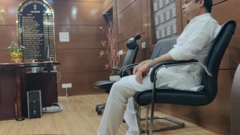 धनबाद:रणविजय सिंह ने की DC से मुलाकात, पुटकी मस्जिद मुहल्ला में पानी की समस्या से कराया अवगत