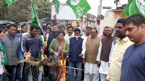 धनबाद: सीएम का काफिला रोकने की कोशिश के खिलाफ जेएमएम ने फुंका बीजेपी का पुतला