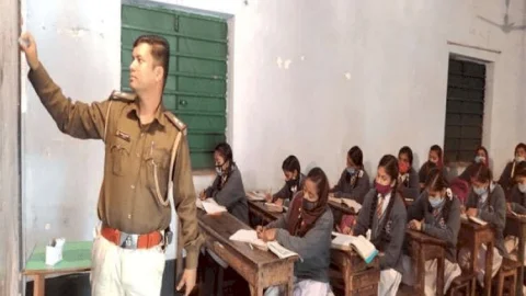 धनबाद:  पुलिस का अनोखा चेहरा, स्कूली बच्चों को फ्री पढ़ा रहे हैं जोगता ऑफिसर इंचार्ज SI पंकज वर्मा 
