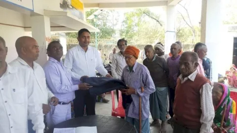 धनबाद: D.M  पब्लिक स्कूल परसिया में आस-पास के गांव  के लोगों के बीच कंबल वितरण 