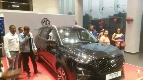 धनबाद: एमजी शोरूम से हेक्टर प्लस सेवन सीटर कार की हुई डिलीवरी