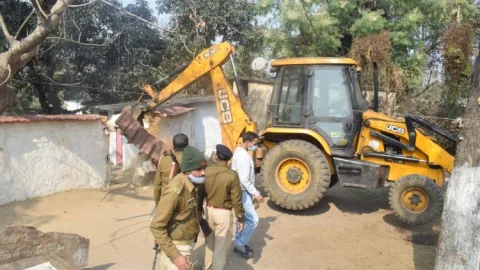 डिगवाडीह CIMFR कैंपस में जेसीबी से धवस्त किये गये कई घर, हंगामा,MLA के विरोध पर अतिक्रमिण हटाओ अभियान रूका