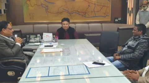 धनबाद: बाघमारा MLA ढुल्लू महतो रेलवे अफसरों से मिले, इंटरसिटी समेत सभी ट्रेनों का कतरास में ठहराव की मांग