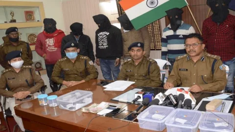 धनबाद: गैंगस्टर के नाम पर रंगदारी मांगने का खुलासा, पांच क्रिमिनल अरेस्ट, आर्म्स व कैश बरामद