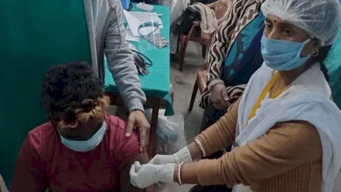 धनबाद में Coronavirus Vaccination शुरु, सफाईकर्मी बजरंगी को  लगा पहला टीका