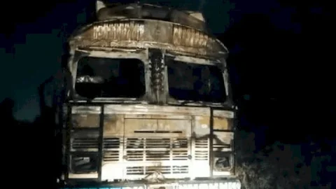 धनबाद: कुस्तौर गुंडों ने स्क्रैप लोडेड ट्रक फूंका, ड्राइवर को भी जिंदा जलाने की कोशिश, उड़ेला केरोसिन