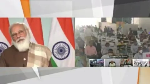 नई दिल्ली: पीएम नरेंद्र मोदी ने अहमदाबाद व सूरत के मेट्रो प्रोजेक्ट का किया शुभारंभ