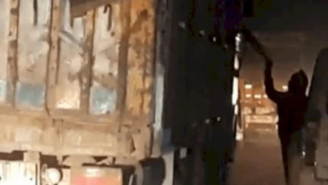बिहार: भोजपुर में ट्रक से वसूली करते सब इंस्पेक्टर का वीडीओ वायरल, सस्पेंड, एफआइआर, जेल भेजे गये