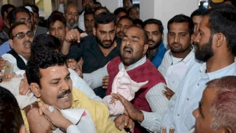 रामगढ़: धरनास्थल पर भाषण का मोका नहीं मिलने से कांग्रेसियों में जमकर मारपीट, चले लात-घूंसे, मची भगदड़