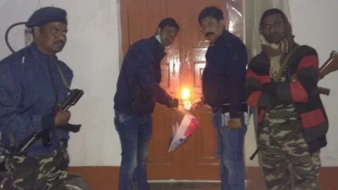 Dhanbad News: प्रोफेसर ने भेजा अश्लील मैसेज, MPl में धरना समाप्त, फ्लावर मिल में रेड, नवजात की मौत पर हंगामा