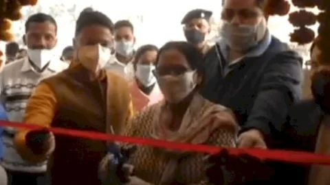 धनबाद: सदर अस्पताल में कोरोना वैक्सीनेशन शुरू,डीसी ने की लोगों से अपील अफवाह से बचें