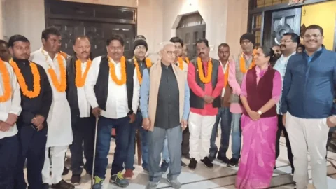 धनबाद: झरिया में बीजेपी को बड़ा झटका, पार्टी छोड़ वाले 16 नेताओं ने ज्वाइन किया जेएमएस बच्चा गुट 