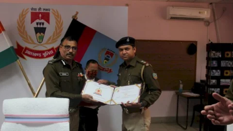 झारखंड: होम मिनिस्टरी द्वारा पुरस्कृत हुए झारखंड के पुलिसकर्मियों को DGP ने पुलिस हेडक्वार्टर में किया सम्मानित