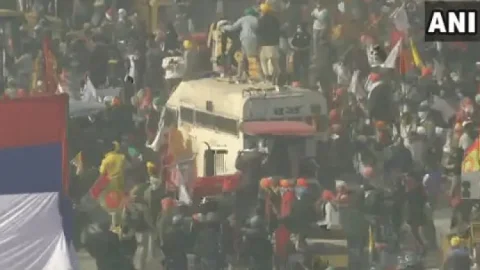 किसान अंदोलन: ट्रैक्टर परेड में हिंसक प्रदर्शन, बवाल,दिल्ली-NCR में आधी जगहों पर इंटरनेट सेवा बंद,शाह की हाइ लेवल मीटिंग