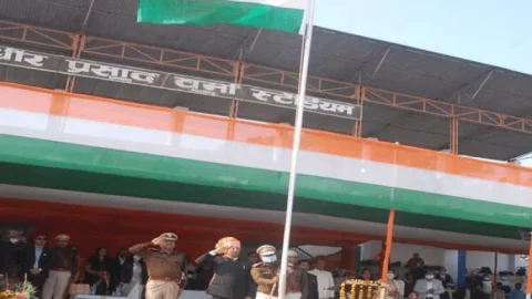 धनबाद: Republic Day 2021: डीसी ने रणधीर वर्मा स्टेडियम में किया ध्वजारोहण  (परेड की VIDEO)