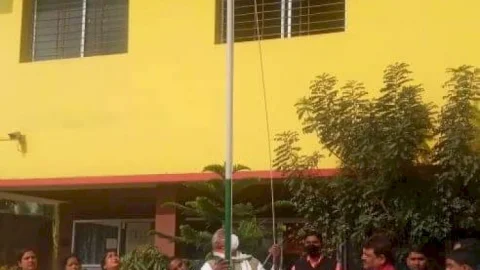 धनबाद: पेमिया ऋषिकेश मेमोरियल पब्लिक स्कूल में मथुरा महतो ने  झंडोत्तोलन किया