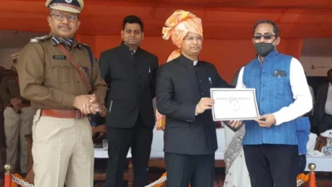 धनबाद: वैश्विक महामारी के दौरान उत्कृष्ट कार्य करने के लिए आठ लोगों को मिला प्रशस्ति पत्र , शहीद के भाई को ज्वाइनिंग लेटर