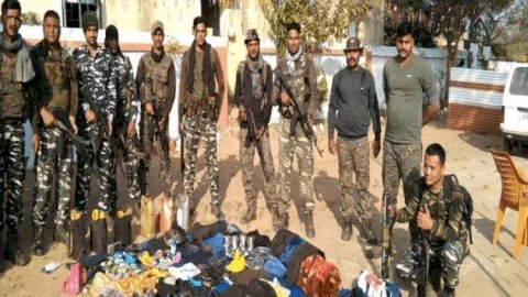 बोकारो: पुलिस व सीआरपीएफ की दबिश से झुमरा पहाड़ से भागे नक्सली, वर्दी और अन्य सामान बरामद