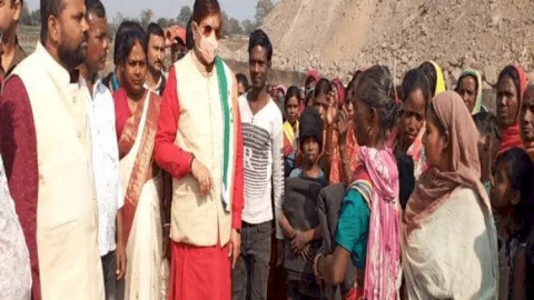 धनबाद: बस्ताकोला आउटसोर्सिंग में रोजगार और ट्रक लोडिंग कार्य की मांग, असंगठित मजदूरों ने चांदमारी में किया प्रदर्शन 