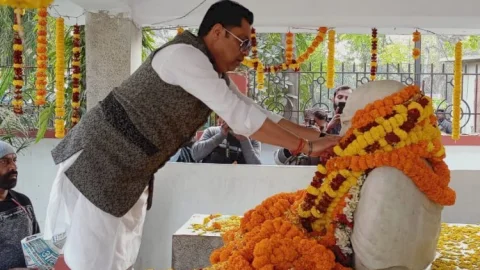 धनबाद: रणविजय सिंह ने राष्ट्रपिता महात्मा गांधी को अर्पित की श्रद्धांजलि