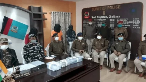 चईबासा: चक्रधरपुर के केरा गांव से 3 नक्सली अरेस्ट, देसी कट्टा, मोबाइल समेत कई अन्य सामान जब्त