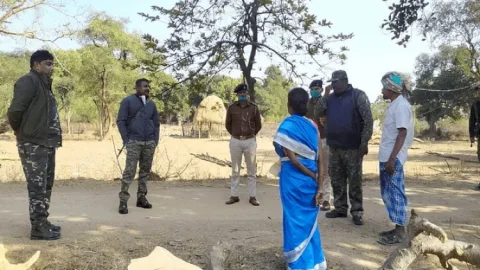 झारखंड: 10 लाख के इनामी PLFI जोनल कमांडर शनिचर के घर पहुंचे गुमला SP, परिजन से सरेंडर कराने की अपील 