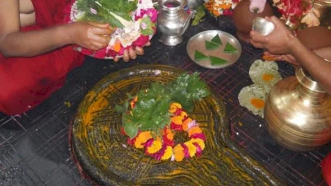 देवघर: 10 माह के बाद बाबा वैद्यनाथ की स्पर्श पूजा शुरू, अर्घा हटा, श्रद्धालुओं की उमड़ी भीड़