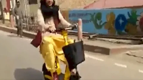 वृंदावन में दिखा तेज प्रताप यादव का अलग अंदाज, ई साइकिल से परिक्रमा करते नजर आये