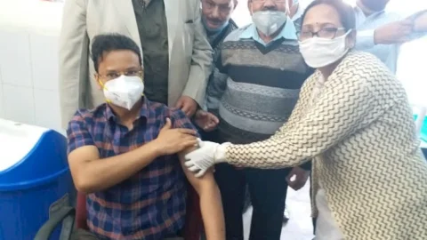 धनबाद: डीसी, डीडीसी, एडीएम लॉ एंड ऑर्डर, एसडीएम सहित सीनीयर अफसरों ने लिया कोविड-19 वैक्सिन