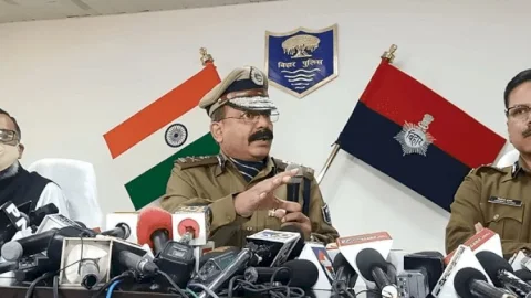 बिहार: रूपेश मर्डर मिस्ट्री के खुलासे से जुड़े  सवालों पर फंसे DGP! CBI जांच की मांग को होम सेकरेटरी ने बताया प्री मेच्योर सवाल