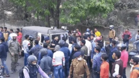 धनबाद: बस्ताकोला माइंस रेस्क्यू के समीप बाइक चेकिग के दौरान पुलिस ने स्टूडेंट को पीटा