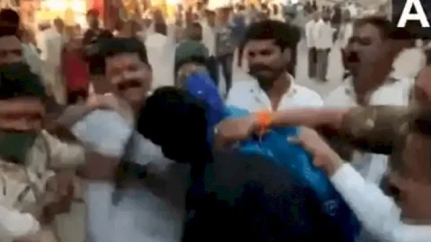 महाराष्ट्र: सोलापुर में शिवसेना कार्यकर्ताओं बीजेपी नेता पर डाली स्याही,पहनाई साड़ी