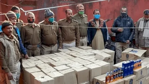 झारखंड:जमशेदपुर में विदेशी शराब की अवैध मिनी फैक्ट्रीका खुलासा, सात लाख की शराब जब्त, दो अरेस्ट