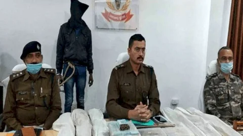 लातेहार: TSPC का सबजोनल कमांडर रविकांत गंझू अरेस्ट, छह रायफल व पिस्टल-कट्टा जब्त