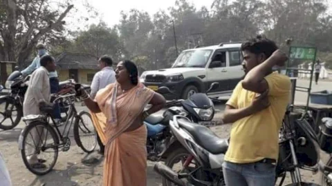 धनबाद: सिन्दरी में बाइकर्स क्रिमिनल ने महिला से दिनदहाड़े एक लाख रुपये छीना 
