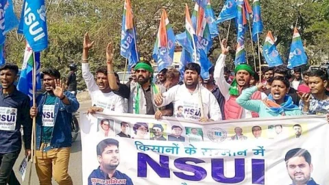 धनबाद: एन एस यू आई का नौकरी दो या डिग्री वापस लो अभियान प्रारंभ