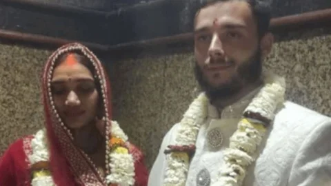 गुजरात की युवती धरती ने फ्रांस के रोमन को बनाया जीवन साथी, वाराणसी के मार्कण्डेय महादेव धाम में लिए सात फेरे