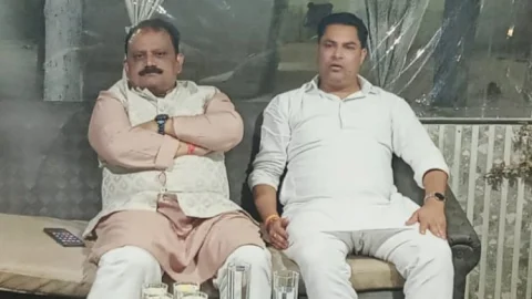 धनबाद: पेयजल स्वच्छता मंत्री मिथिलेश ठाकुर पहुंचे रणविजय सिंह के घर