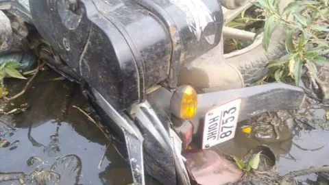 धनबाद: तोपचांची में बेटी के शादी का कार्ड बांटने जा रहे पिता की रोड एक्सीडेंट मौत
