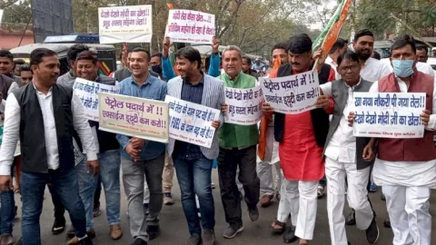 धनबाद: युवक कांग्रेस का विरोध प्रदर्शन, पीएम नरेंद्र मोदी का पुतला दहन किया