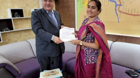 धनबाद: रेलवे जीएम से मिली पूर्णिमा नीरज सिंह, धनबाद से दिल्ली तक की सीधी ट्रेन चलाने की मांग